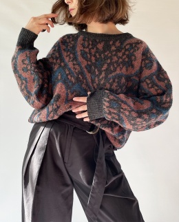 Sweter w abstrakcyjny wzór