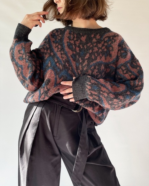 Sweter w abstrakcyjny wzór
