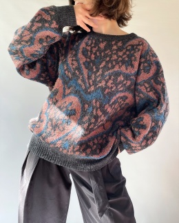Sweter w abstrakcyjny wzór