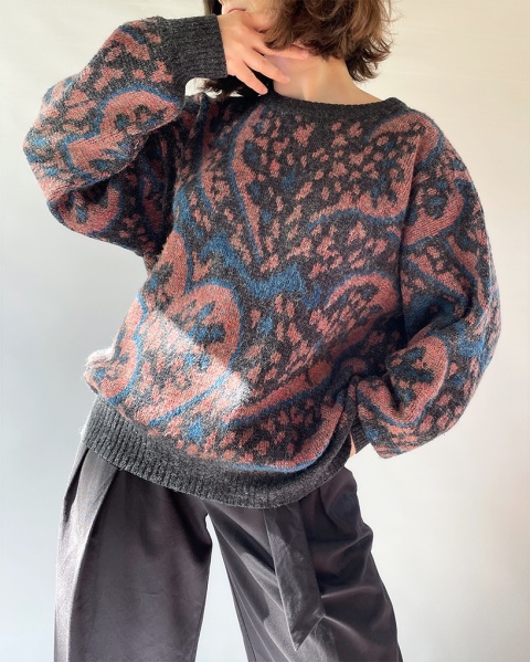 Sweter w abstrakcyjny wzór