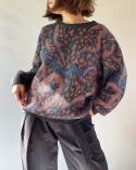 Sweter w abstrakcyjny wzór