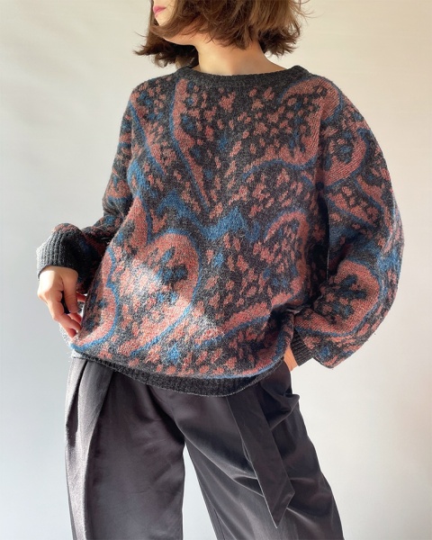 Sweter w abstrakcyjny wzór