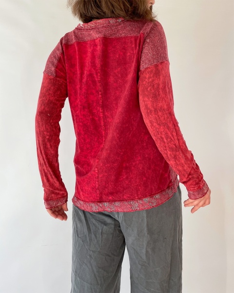 Czerwony longsleeve z koronką