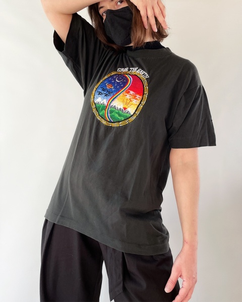 T-shirt z kolorową wyszywanką