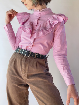 Różowa koszula z falbanką